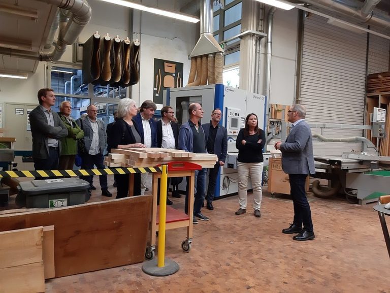 Kreistagsfraktion besucht Smart Wood Factory