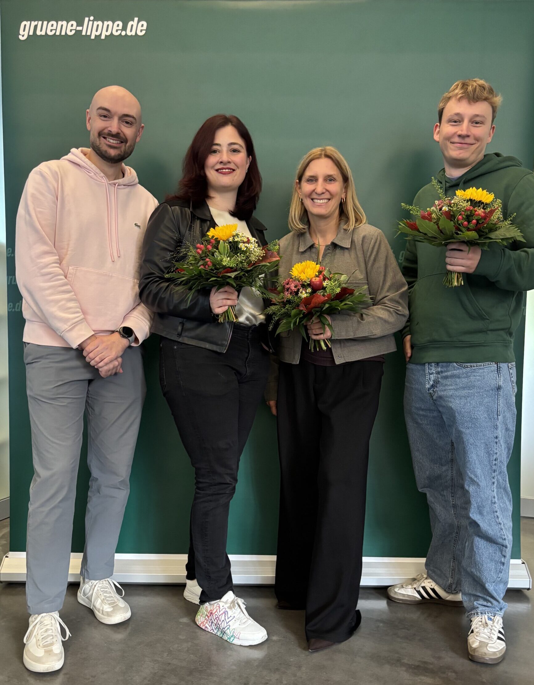 Gruppenbild mit gewählten Kandidatinnen, die einen Blumenstrauß in der Hand halten